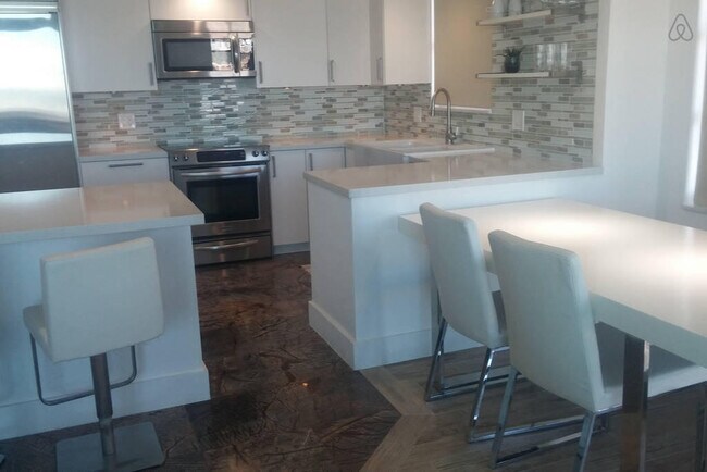 Building Photo - 1351 NE Miami Gardens Dr
