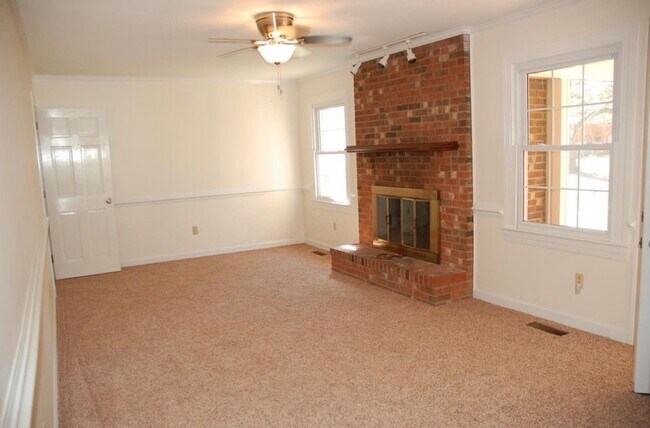 Building Photo - 104 Dorchester Ln