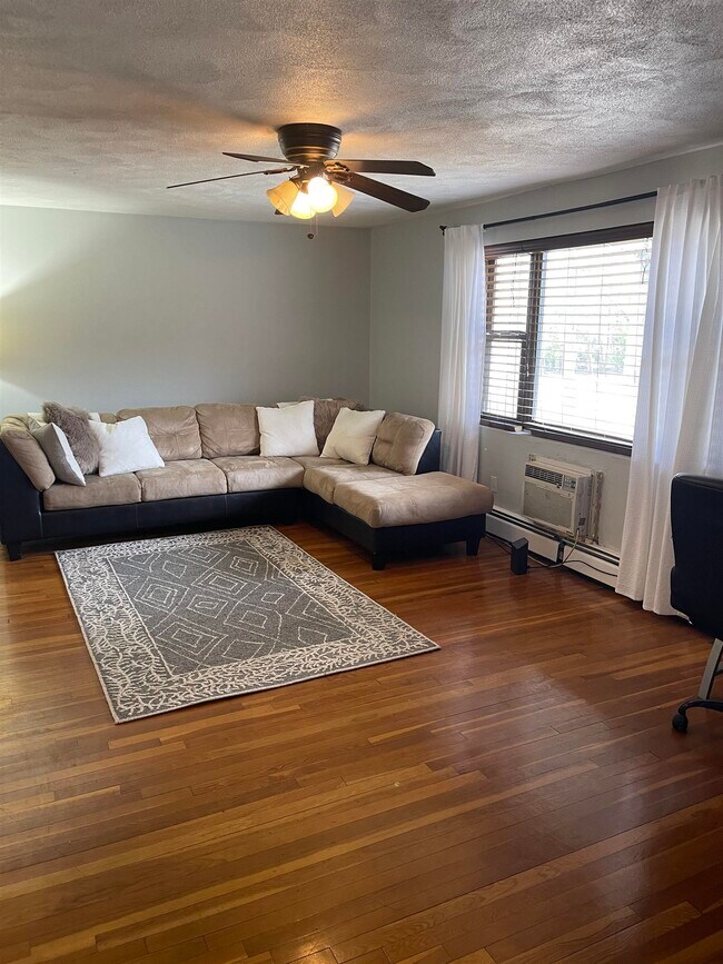 Building Photo - 4 Brook Rd