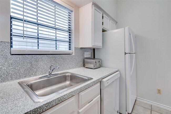 Building Photo - 1908 San Antonio St