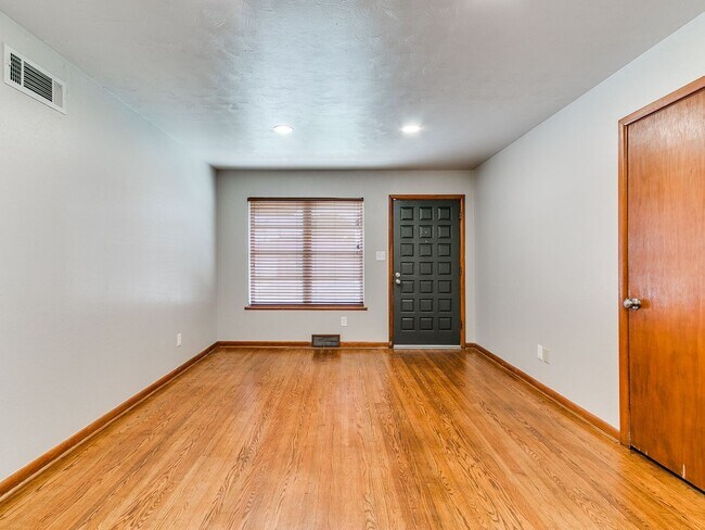 Building Photo - 721 E Bouse Dr