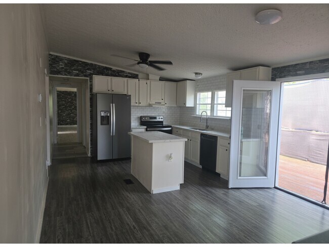 Building Photo - 235 Alview Dr