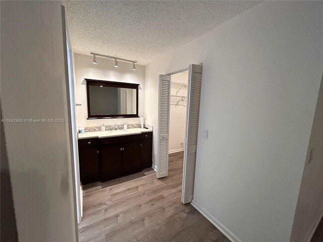 Building Photo - 1048 NW 99th Ave