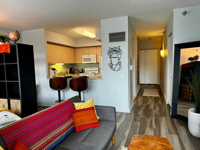 Building Photo - 512 N McClurg Ct