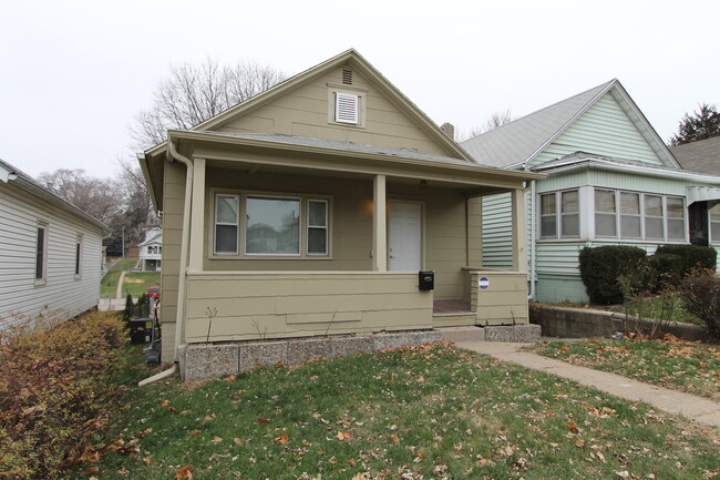 Building Photo - Remodeled 2 Bedroom Home with Garage and F...