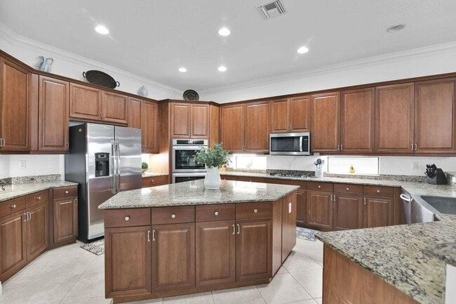 Building Photo - 10703 Versailles Blvd