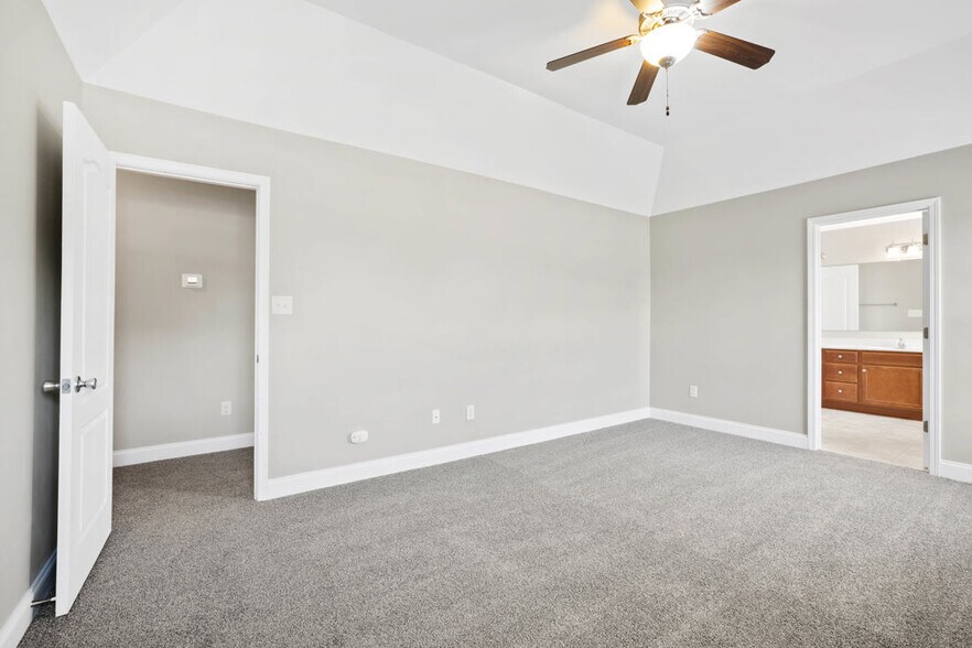 Building Photo - 121 Feathers Ln