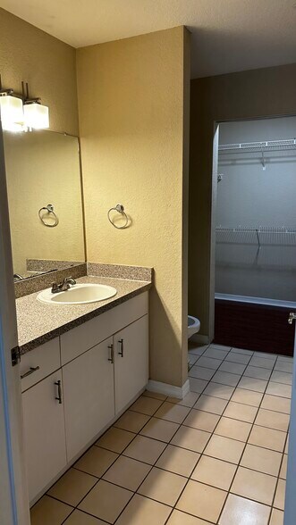 Master Bath 1 / Walk in Closet - 6300 Raleigh St