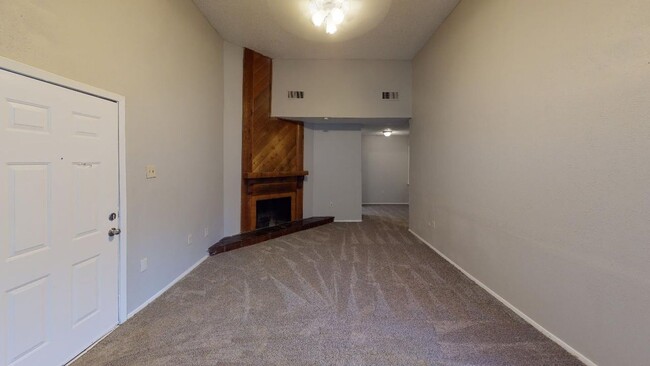 Building Photo - Charming Second Floor Unit In Dallas!