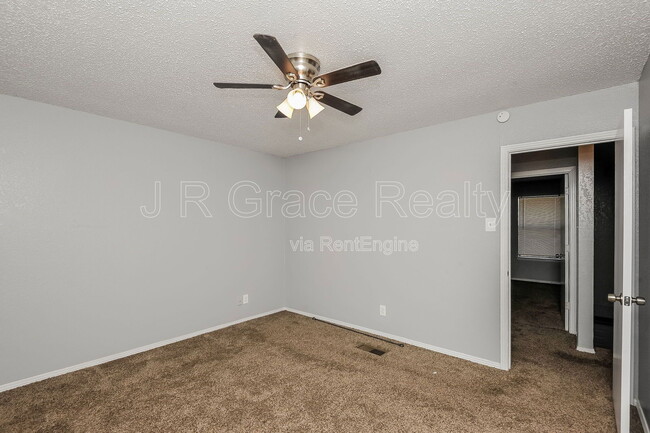 Building Photo - 5933 Shadydell Dr