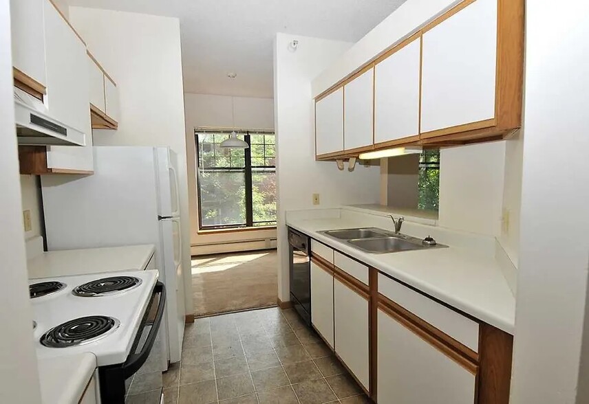 2 bedroom 2 bathroom Kitchen With Lots of Cabinets - Karinsplass Apartments