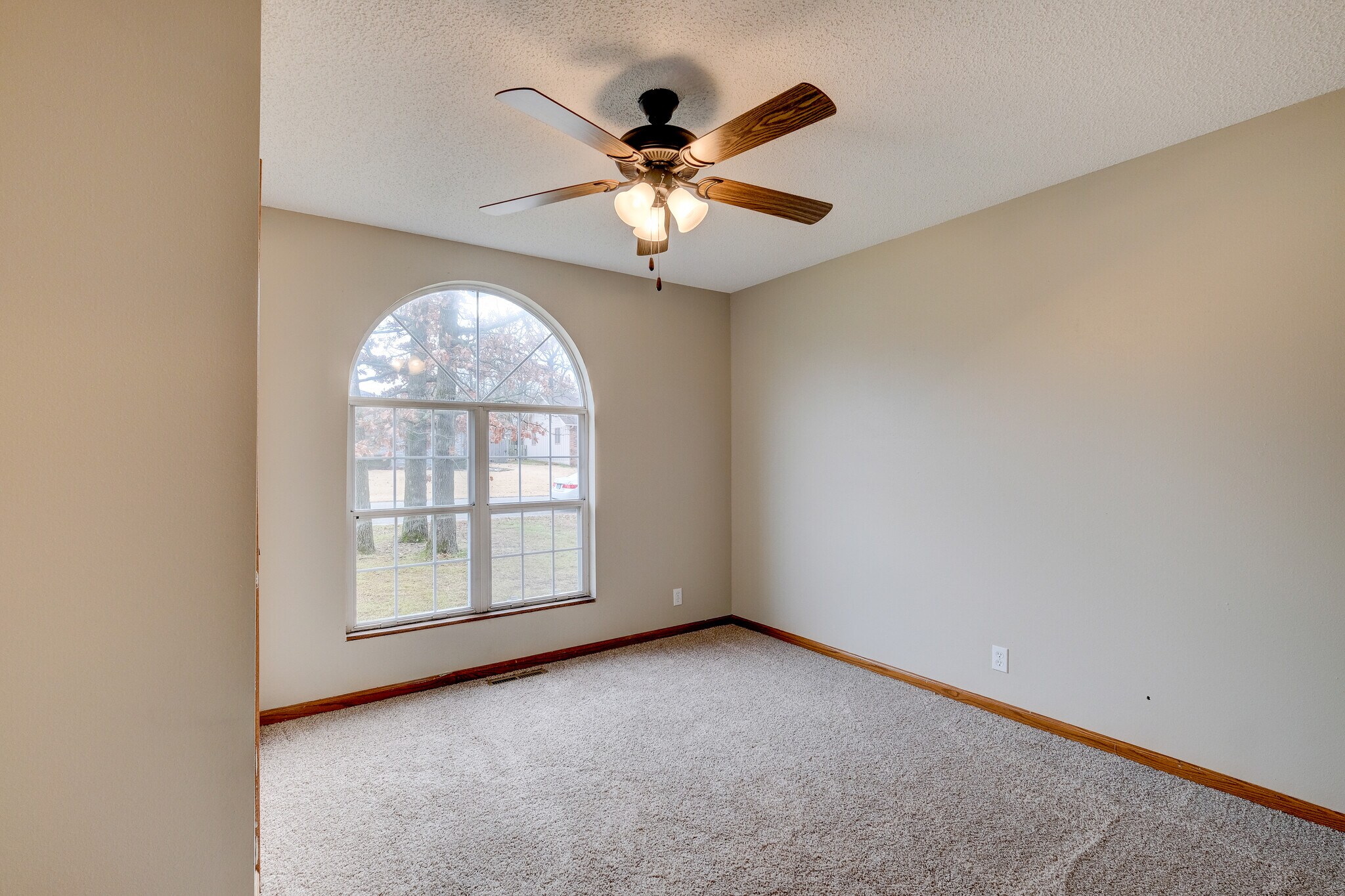 Building Photo - 325 Turf Ln