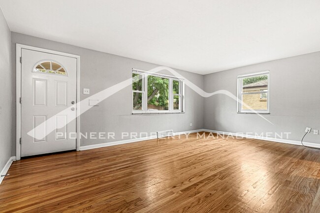 Building Photo - Spacious Home with Washer/Dryer and Fenced Yard