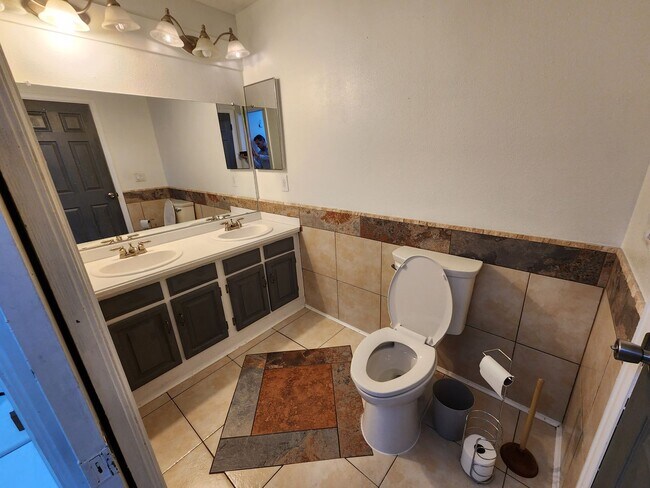Building Photo - Huge 3 Bed 2 Bath Home With Patio, Deck, a...