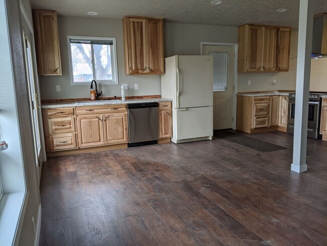 Building Photo - Beautifully updated 3 bedroom Orchards house