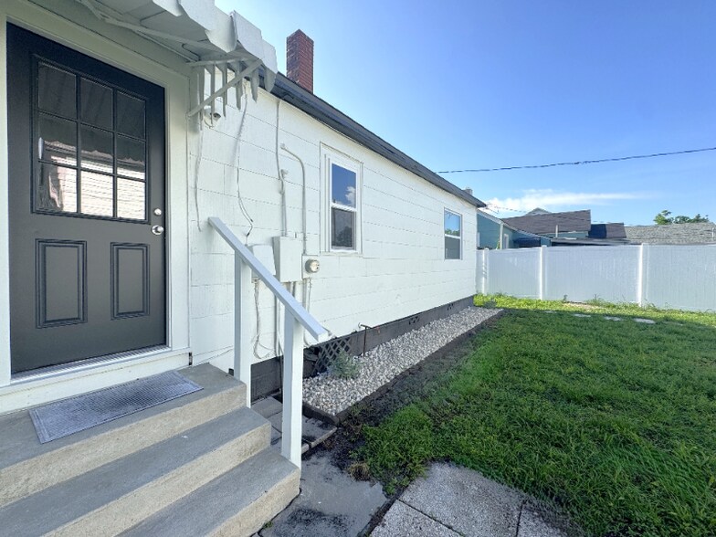 Building Photo - 1010 26th St N