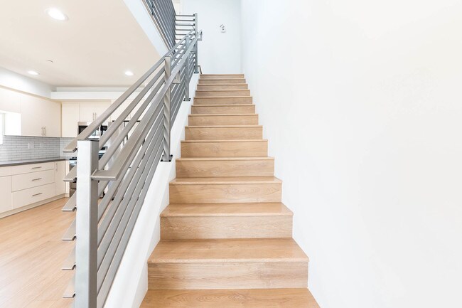 Building Photo - 756 N Ridgewood Pl