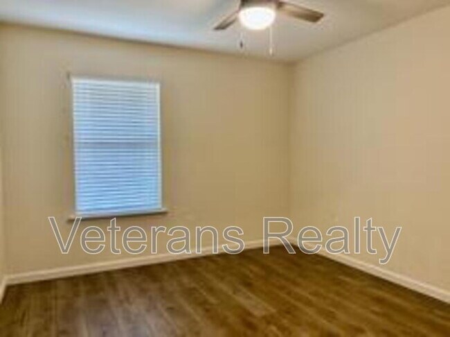 Building Photo - 8 Periwinkle Ln