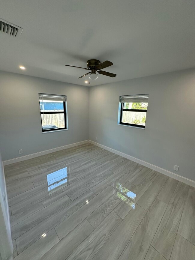 Building Photo - 122 SW 12th Ave