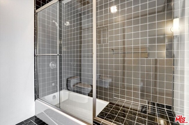 Building Photo - 3850 Rambla Orienta