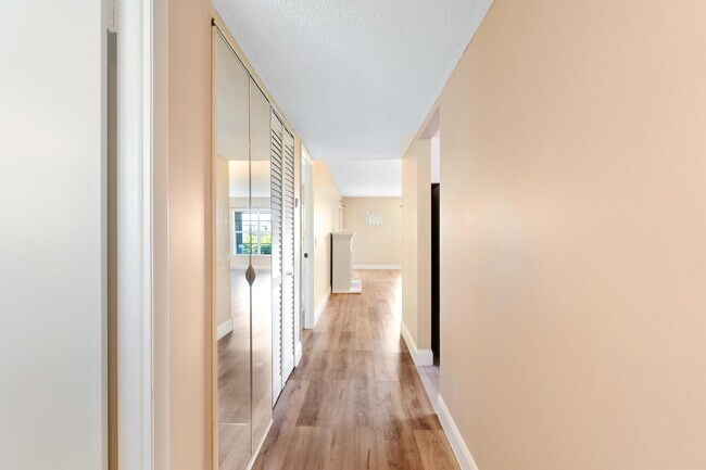 Building Photo - 12015 Greenway Cir S