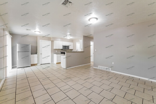 Building Photo - 2712 SE 50th St