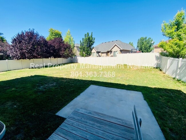 Building Photo - 5 Bedroom 3 Bathroom Riverton Home!