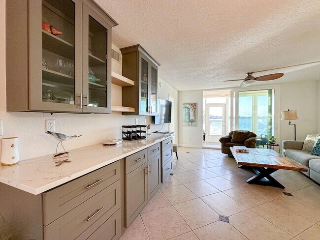 Building Photo - 7920 Sun Island Dr S