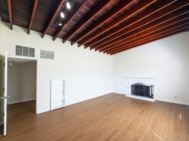 Building Photo - Charming 2-Bedroom Retreat in La Crescenta – Available Now!