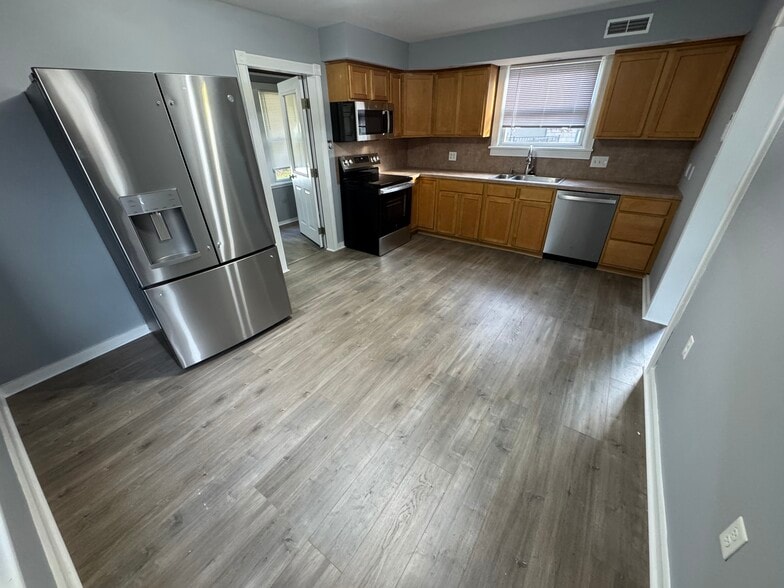 kitchen - 205 Fair St