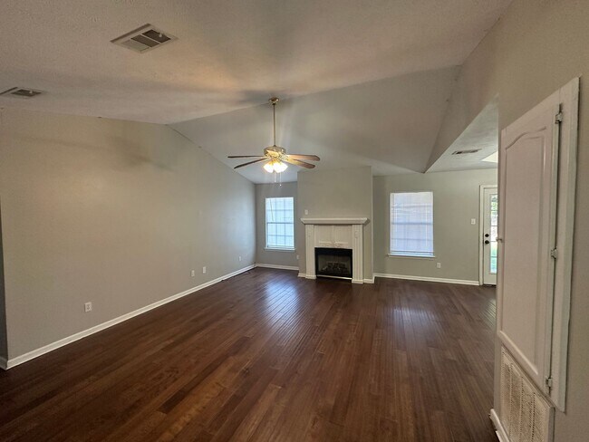 Building Photo - Spacious 3-Bedroom Home in the Heart of Cabot!