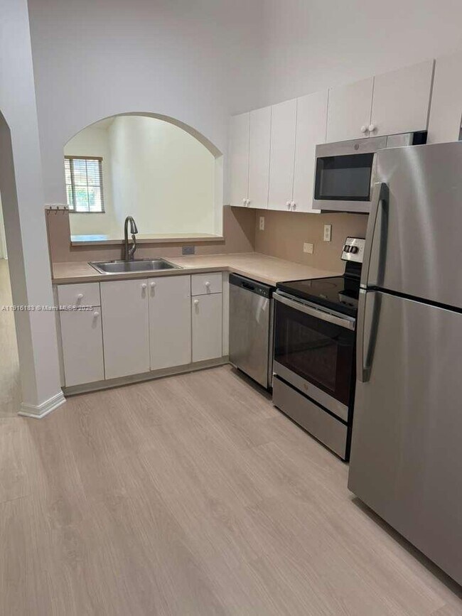 Building Photo - 1300 SE 31st Ct