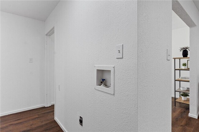 Building Photo - 1133 Lawrence Dr