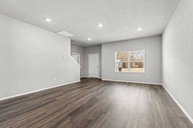 Building Photo - Spacious Home in Fayetteville!