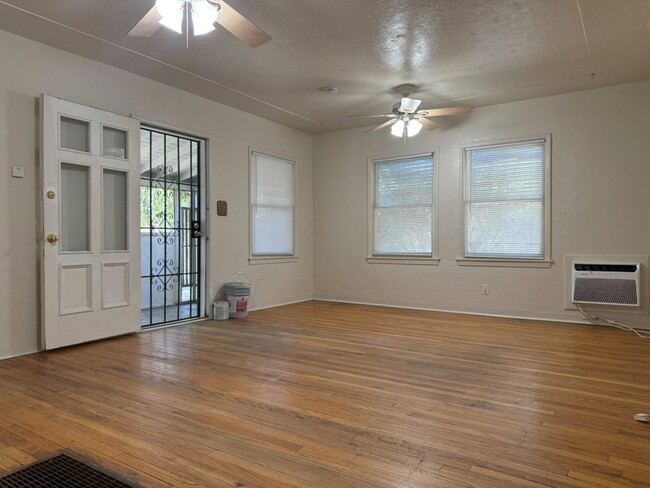 Building Photo - Cozy 3 bedroom/1 bath for rent