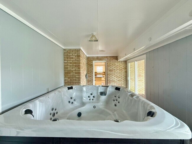 Building Photo - Available Now! Spacious 4 Bed/3 Bath Home in Tyler! Hot Tub!