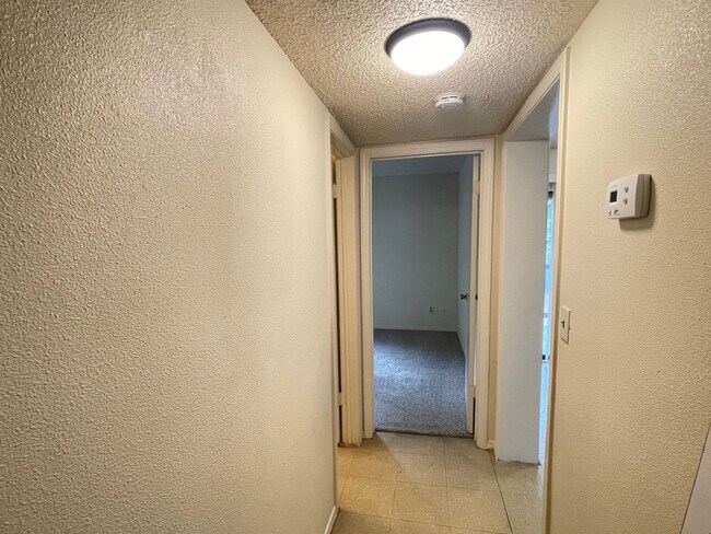 Building Photo - Cosy 2-1 1/2 with a great yard!