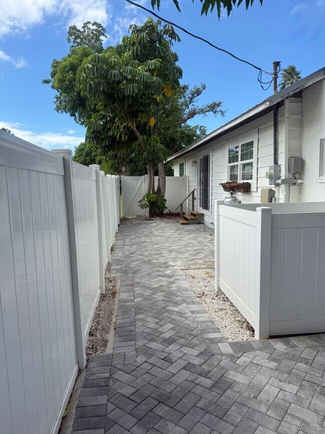 Building Photo - Updated Costal - Style home