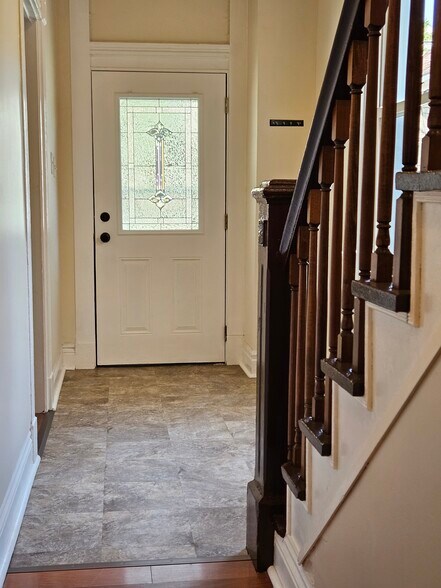 Building Photo - 249 Earnshaw Ave