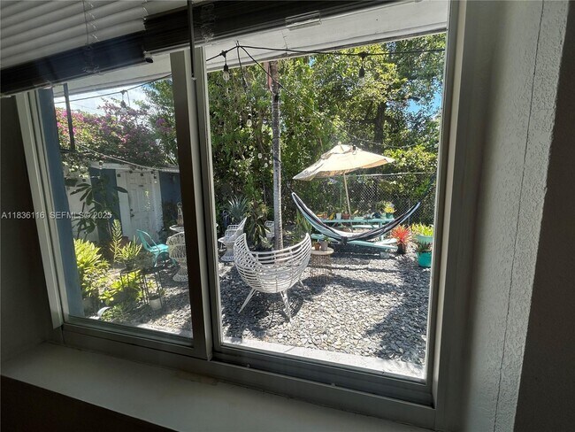 Building Photo - 110 NE 56th St