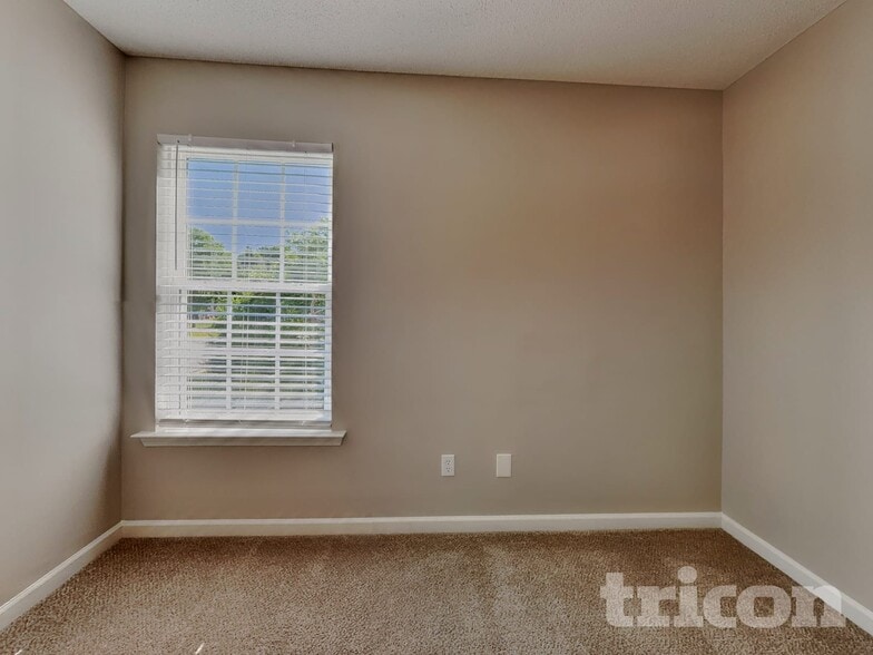 Building Photo - 6103 Glen Way Dr