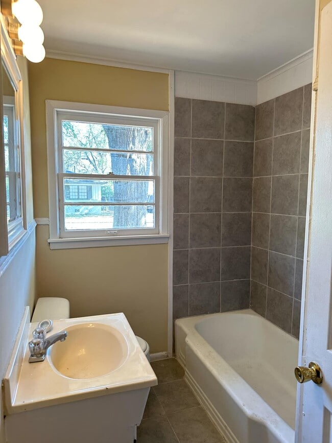 Building Photo - 617 Hibner St