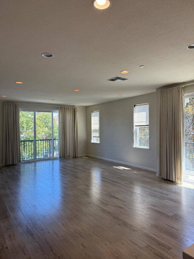 Building Photo - Gorgeous 4 Bed/4 Bath End Unit Condo with ...