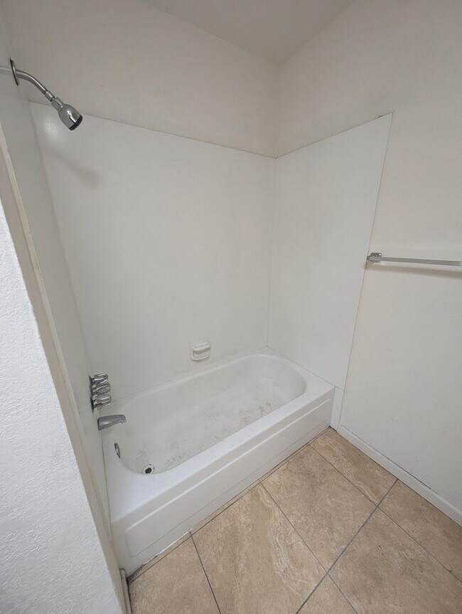 Building Photo - Beautiful Air Conditioned Condo! MUST SEE! 2bed & 1bath