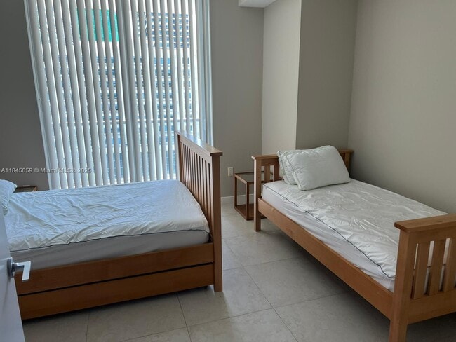 Building Photo - 1111 SW 1st Ave