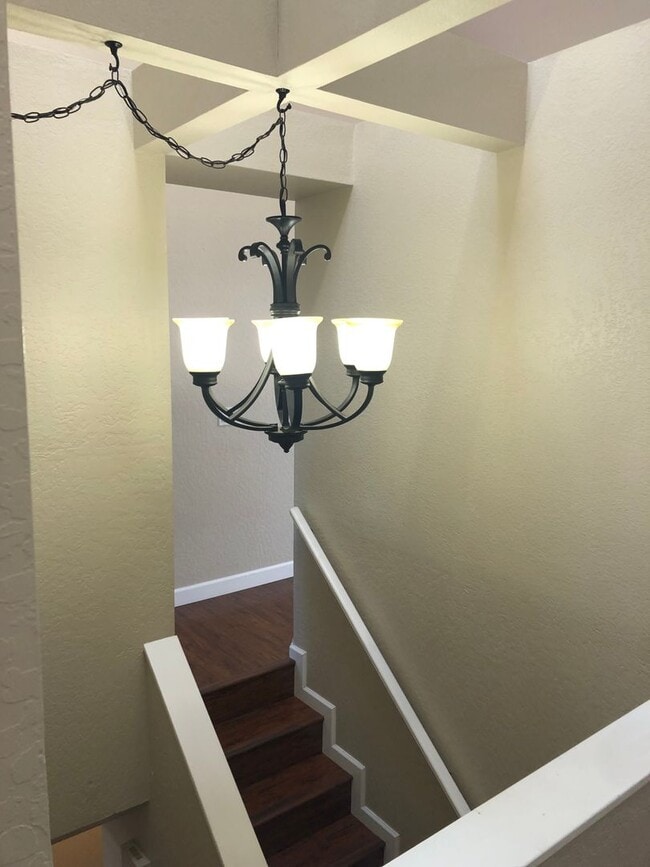 Building Photo - 2Br/2Ba - 1 Car Garage Townhouse in the He...