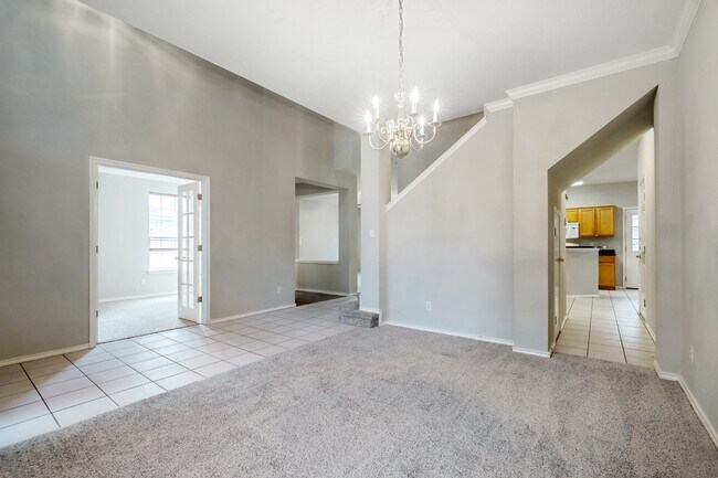 Building Photo - 4 Bedroom, 2.5 Bath Home in Vista Oaks