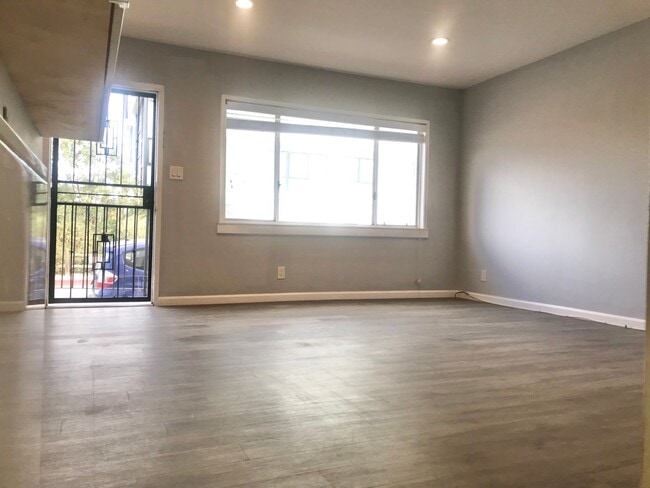 Building Photo - Gorgeous Remodeled Downstairs Apartment w/Patio+Prvt Laundry+Garage+Views of Canals
