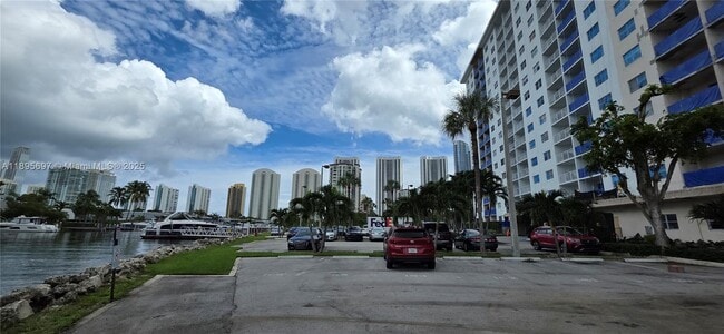 Building Photo - 400 Kings Point Dr