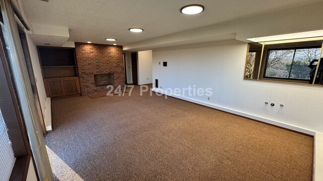 Building Photo - 3 BD I 3.5 BA Home - Separate Living Areas